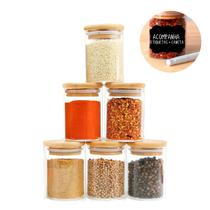 Kit com 6 Potes Organizadores de Vidro Capacidade 200ml Herméticos Tampa em Bambu Porta Temperos Acompanha Etiquetas Kit com 6 Potes Organizadores de Vidro Capacidade 200ml Herméticos Tampa em Bambu Porta Temperos Acompanha Etiquetas