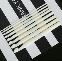 KIT com 8 Unidades Agulhas Crochê 3,4,5,6,7,8,9,10mm, Acompanha 6 Alfinetes KIT com 8 Unidades Agulhas Crochê 3,4,5,6,7,8,9,10mm, Acompanha 6 Alfinetes