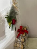 Kit com rosa e chocolate
