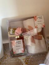 Kit com sabonete artesanal province líquido 100 ml e toalha de mão.