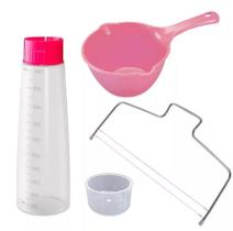 Kit Confeiteiro 1 Bisnaga Umedecer Bolo + 1 Panelinha de Confeiteiro + 1 Nivelador Cortador de Fatias Kit Confeiteiro 1 Bisnaga Umedecer Bolo + 1 Panelinha de Confeiteiro + 1 Nivelador Cortador de Fatias