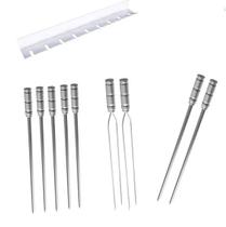 Kit / Conj. suporte + 5 espetos simples + 2 espetos duplo + 2 espetos p/coração cabo alumínio 80 cm de lâmina Kit / Conj. suporte + 5 espetos simples + 2 espetos duplo + 2 espetos p/coração cabo alumínio 80 cm de lâmina