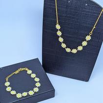 Kit Conjunto Feminino Colar e Pulseira Flor Margarida Branca Colorida Choker Folheado Ouro Têndencia Moda Blogueira Kit Conjunto Feminino Colar e Pulseira Flor Margarida Branca Colorida Choker Folheado Ouro Têndencia Moda Blogueira
