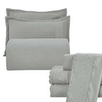 Kit Coordenado Grécia Cobre Leito + Jogo de Cama Queen Bordado Inglês 300 Fios - 7 Peças - Cinza Kit Coordenado Grécia Cobre Leito + Jogo de Cama Queen Bordado Inglês 300 Fios - 7 Peças - Cinza