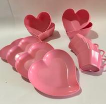 Kit Coração 12 peças 4 Pratinhos 4 Cumbuca coração 4 Xícara Coração PINK Kit Coração 12 peças 4 Pratinhos 4 Cumbuca coração 4 Xícara Coração PINK