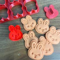 Kit Cortadores Páscoa Casal Coelhinhos Placa 6 cortes 4cm Kit Cortadores Páscoa Casal Coelhinhos Placa 6 cortes 4cm