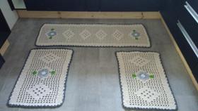 Kit cozinha de crochê com 1 passadeira 120 x 40 cm e 2 tapetes 65 x 40 cm