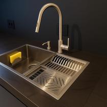 Kit Cuba Calha Gourmet 90X40cm Inox 304 Luxo Com Torneira Monocomando Dispenser de Detergente Lixeira de Embutir E Suporte de Esponja