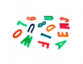 Kit de 50 mini Letras e Números de plástico coloridos