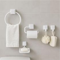 Kit de acessórios para banheiro Branco com 5 peças: argola, papeleira com tampa, saboneteira e 2 ganchos. Kit de acessórios para banheiro Branco com 5 peças: argola, papeleira com tampa, saboneteira e 2 ganchos.