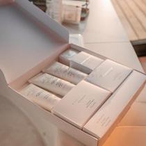 Kit de Amenities Luxo Caixa Presente Hotel c/8 itens Florence Blanc Argan - Realgems Kit de Amenities Luxo Caixa Presente Hotel c/8 itens Florence Blanc Argan - Realgems