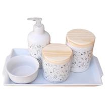 Kit de Higiene para Bebê Lavabo Arabescos - 5 Peças em Porcelana com Tampa de Pinus Kit de Higiene para Bebê Lavabo Arabescos - 5 Peças em Porcelana com Tampa de Pinus