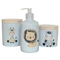 Kit de Higiene para Bebê Safari - 3 Peças em Porcelana com Tampa de Pinus - Menino Kit de Higiene para Bebê Safari - 3 Peças em Porcelana com Tampa de Pinus - Menino