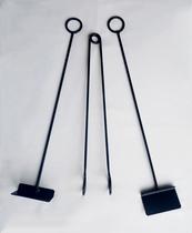 Kit de Manuseio e Limpeza de Lareira, Churrasqueira e Fogão a Lenha 3 Peças em Ferro Kit de Manuseio e Limpeza de Lareira, Churrasqueira e Fogão a Lenha 3 Peças em Ferro