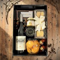 Kit de Presente Sabores da Terra com Vinho Branco Importado e Seleção Gourmet Premium Kit de Presente Sabores da Terra com Vinho Branco Importado e Seleção Gourmet Premium