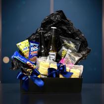 Kit de Presente Vinho e Cerveja com 2 Long Neck, Chocolates Lindt e Snacks Internacionais