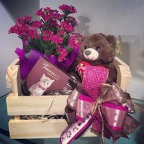 kit de Presentes Mini Caixote em MDF com Pelucia Flores e chocolate