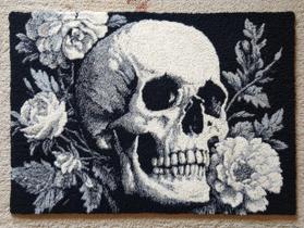 Kit de Tapete em Latch Hook DIY Caveira com Flores 52 x 38 cm