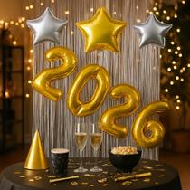 Kit Decoração 2026 c/2 cortinas metalizadas 1x2m e 3 baloes estrelas, festas, ano novo, comemorações, eventos Kit Decoração 2026 c/2 cortinas metalizadas 1x2m e 3 baloes estrelas, festas, ano novo, comemorações, eventos
