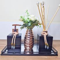 Kit Decoração Lavabo com Bandeja de Metal Espelhada Aromatizador Saboneteira e Vaso com Flor Preto e Rosê Gold Toque de Charme e Delicadeza