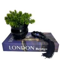 Kit decoração livro London + vaso preto + colar japamala