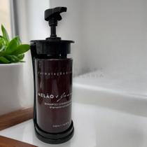 Kit Dispenser Shampoo/Condicionador 2em1 Luxo 500ml Melão e Jasmim com Suporte Preto Realgems
