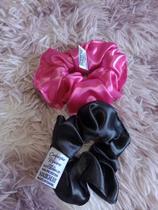 Kit duas xuxinhas rosa e preto.