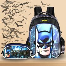 Kit Escolar Mochila de Costas Infantil + Estojo Triplo Batman com Máscara do Personagem Kit Escolar Mochila de Costas Infantil + Estojo Triplo Batman com Máscara do Personagem