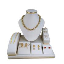 Kit Expositores de Joias Cora - BASE QUADRADA COM DOURADO - OFF WHITE