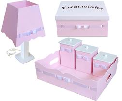 Kit Farmacinha para Bebê Rosa Quarto de Menina com Luminaria e Cesta com Potes Kit Farmacinha para Bebê Rosa Quarto de Menina com Luminaria e Cesta com Potes