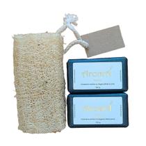 Kit Felicità Masculino: 2 Sabonetes + Bucha Vegetal + Saco de Algodão Kit Felicità Masculino: 2 Sabonetes + Bucha Vegetal + Saco de Algodão