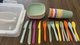 Kit Festa Plástico PP 8Copos, 8Pratos, 8Garfos, 8Colheres,8Facas+1Suporte