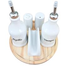 Kit Galheteiro 6 Peças em Porcelana Branca com Bandeja de Pinus Kit Galheteiro 6 Peças em Porcelana Branca com Bandeja de Pinus