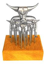 Kit Garfo Tridente Churrasco + 6 Garfinhos Para Petiscos Com Suporte De Madeira