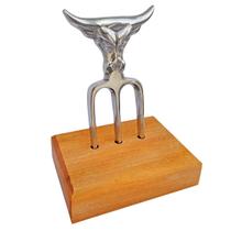 Kit Garfo Tridente em Alumínio Polido + Base em Madeira Para Churrasco BBQ Manuseio de Carnes Decoração Presente