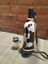 kit Garrafa Pé De Boi Porta Bebida E Copo Pé De Bezerro Oferta