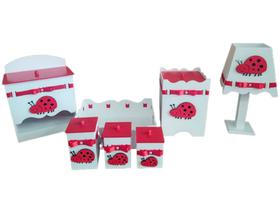 kit higiene bebe 08 peças em mdf pintado cor branco com vermelho e apliques de joaninha luxo