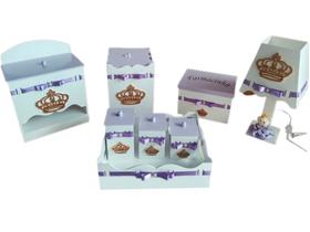 kit higiene bebe 08 peças passa fitas em mdf pintado Branco com lilás apliques de coroa dourada luxo