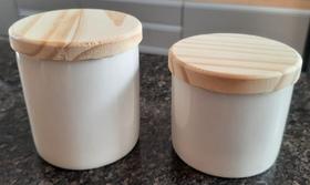 Kit higiene bebê 2 potes porcelana com tampa madeira - M.A.S.