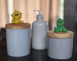 Kit higiene bebê 3 peças Dinossauro - Potes e porta álcool - Peças porcelana e tampas pinus - Antilope Decor Porcelanas