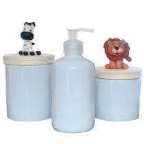 Kit higiene bebê 3 peças Safari - Potes e porta álcool - Peças porcelana e tampas pinus