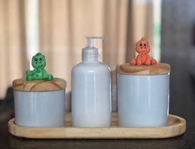 Kit higiene bebê 4 peças Dinossauro - Bandeja e potes - Peças porcelana bandeja e tampas pinus - Antilope Decor Porcelanas