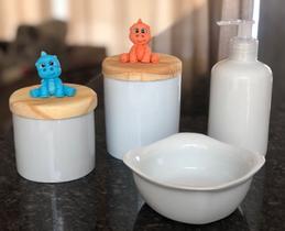 Kit higiene bebê 4 peças Dinossauro - Potes, porta álcool e Molhadeira - Peças porcelana e tampas pinus