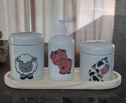 Kit higiene bebê 4 peças Fazendinha - Bandeja, potes e porta álcool - Peças porcelana bandeja pinus