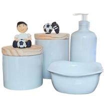 Kit higiene bebê 4 peças Futebol - Potes, porta álcool e Molhadeira - Peças porcelana e tampas pinus Kit higiene bebê 4 peças Futebol - Potes, porta álcool e Molhadeira - Peças porcelana e tampas pinus