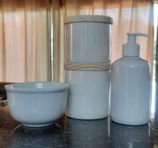 Kit higiene bebê 4 peças Porcelana branca Tampa Pinus com molhadeira