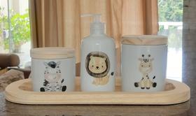 Kit higiene bebê 4 peças Safari - Bandeja, potes e porta álcool - Peças porcelana bandeja e tampas pinus