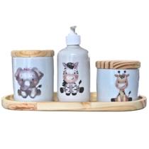 Kit higiene bebê 4 peças Safari - MENINA - Bandeja, potes e porta álcool - Peças porcelana bandeja e tampas pinus Kit higiene bebê 4 peças Safari - MENINA - Bandeja, potes e porta álcool - Peças porcelana bandeja e tampas pinus