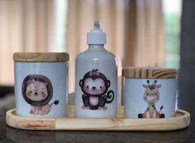 Kit higiene bebê 4 peças Safari - MENINA - Bandeja, potes e porta álcool - Peças porcelana bandeja e tampas pinus