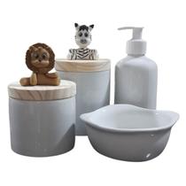 Kit higiene bebê 4 peças Safari - Potes, porta álcool e Molhadeira - Peças porcelana tampas pinus c/ biscuit